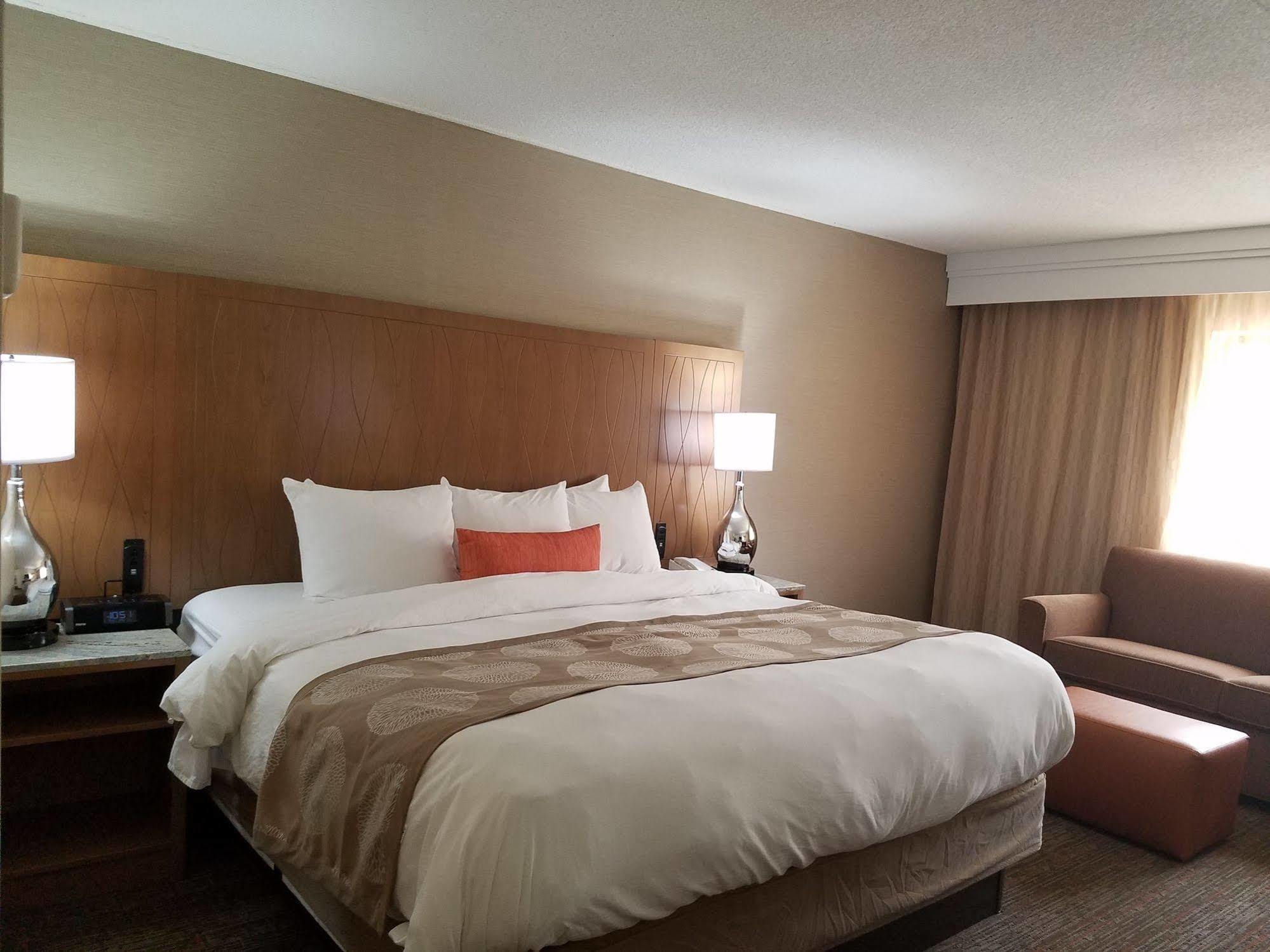 Radisson Hotel Detroit-Farmington Hills Exterior foto